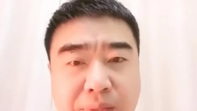 长相清纯妹子和中年大叔啪啪，口交舔蛋翘屁股后入