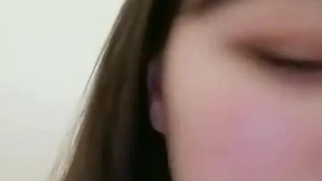 Hermanas novatas con medias negras y hermosos pechos comenzaron a jugar en sexo grupal por primera vez. La hermana mayor es muy fría y la hermana menor es muy coqueta.