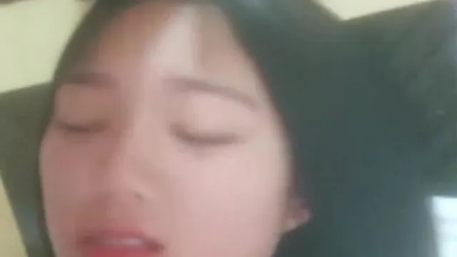Una chica joven e inocente de pelo corto tiene sexo con su novio. Le follan el coño rosado por detrás y luego se toca es muy tentador.