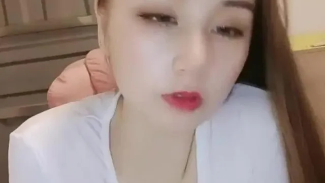 大奶肥逼妹子，护士情趣装黑丝翘起双脚跳蛋震动
