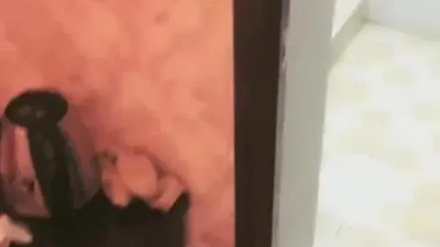 Preciosa chica vestida de negro se engancha con ella y tiene sexo con ella, haciéndole una mamada espesa y peluda y lamiéndole los huevos.