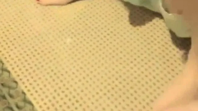 浴场啪啪，旁边人来人往，蜂腰翘臀无套内射，骚活淫荡指数爆表