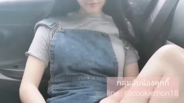 Une écolière thaïlandaise kawaii super ponctuelle, se masturbant dans la voiture et ses sons haletants sont si vifs que je me demande si le conducteur peut contrôler la vitesse ?