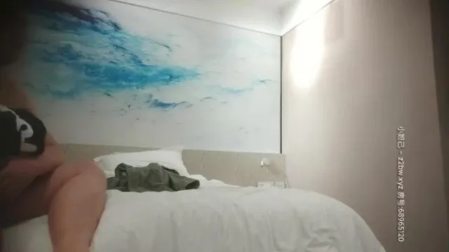 小胖哥拿著大桶礦泉水來灌小妹妹的小穴