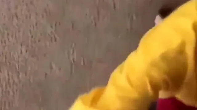 Cuando tu novia o esposa insista en mirar tu teléfono, ¡muéstrale este video! ¡Esto es lo que pasa cuando miras el celular de un hombre!