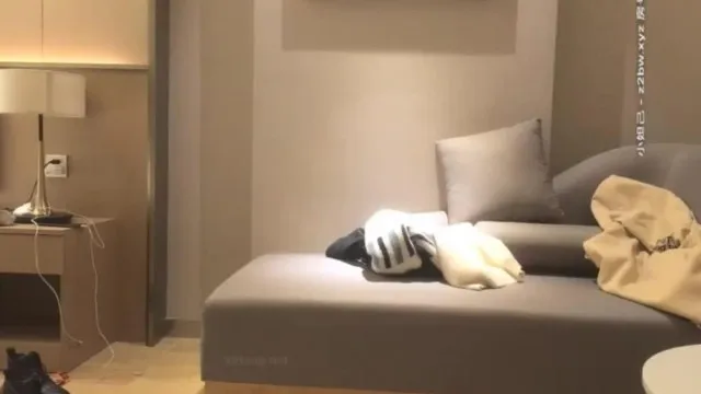 绿色头发少妇酒店啪啪，苗条身材翘起屁股后入抽插