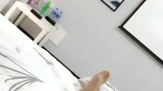 Je rencontre une fan de sexe à la maison et je couche avec moi. Elle a un corps magnifique et se fait baiser sans préservatif et son trou rose est exposé.