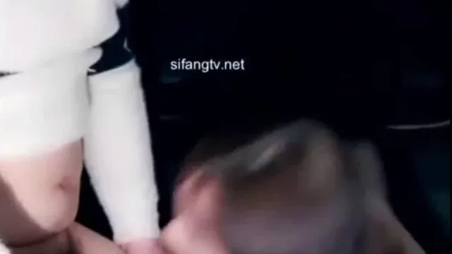 SUV放倒后排三个人搞车震，边听歌边啪啪