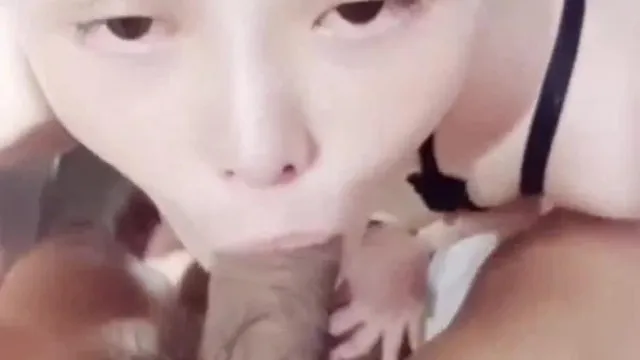La petite beauté obéissante du yoga, à la peau pure et rosée, une déesse du cheval, nourrit une grosse bite et fait des gorges profondes avec du sperme, tout va bien !