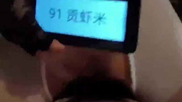 A garotinha inocente está fazendo sexo com seu parceiro sexual no hotel. A posição de pilotagem é tão confortável que ela a empurra para cima e para baixo até o coração!