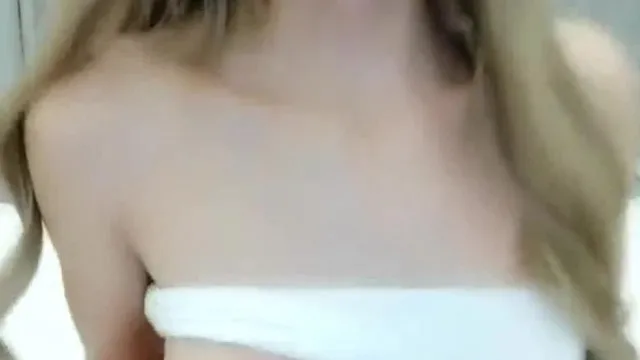 嫩妹性癮大，插了半小時，還嫌沒操夠