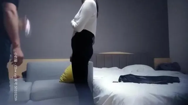 Une belle dame périphérique, douce, longues jambes, attitude douce et bonne, 69 Guanyin assise sur le canapé, fesses blanches et tendres, poussées folles