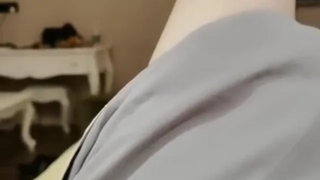 La dama cachonda con temperamento [tiene una batalla apasionada con su compañero sexual. Se pone tan cachonda que le hace una garganta profunda, se pone dura y comienza a montar y a tener sexo.