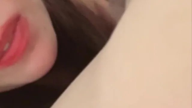 网红约炮到酒店~顺便开个直播赚点火箭跑车