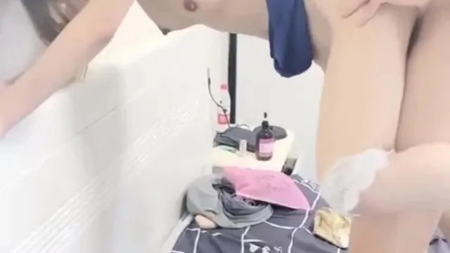 Mon copain et son partenaire sexuel font un plan à trois avec une jolie fille en uniforme scolaire. J'ai envie de m'asseoir sur le visage de mon copain et de jouir sur moi.