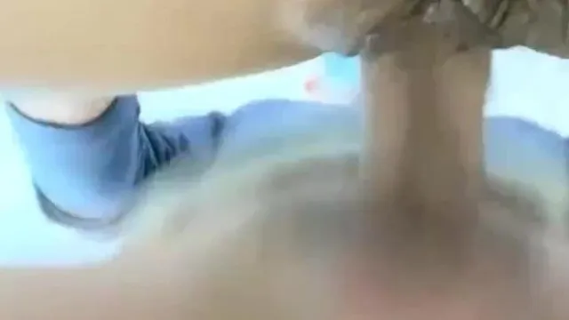 セクシーな衣装を着た短髪の女の子がオーラルセックスをし、金玉をイマラチオし、金玉を舐め、上に乗って、自分自身を動かします