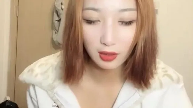Shenshan Full Moon, стройная девушка с короткими волосами, цельные белые чулки в сеточку, крупный план ее киски, которую потирают