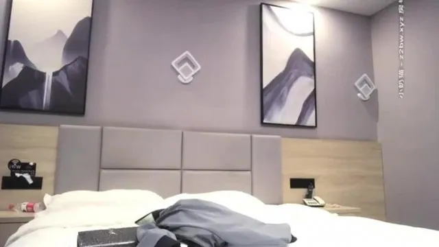 极品网红脸妹子，抱着大力干娇喘诱人