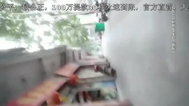 下午连续搞了两个小卖部老板娘，给昨天搞过的老板娘舔逼问他香不香
