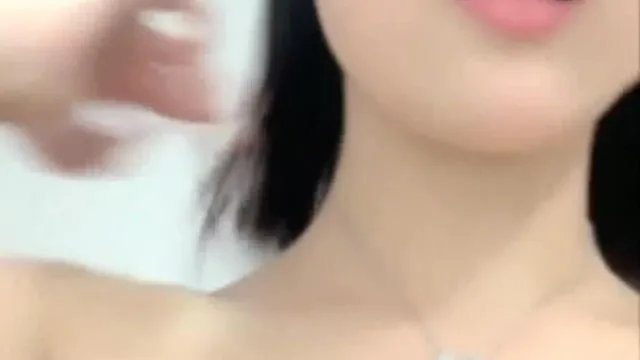 [Se filtró presentadora china] Una chica guapa con tatuajes en toda la espalda, lencería sexy y medias negras