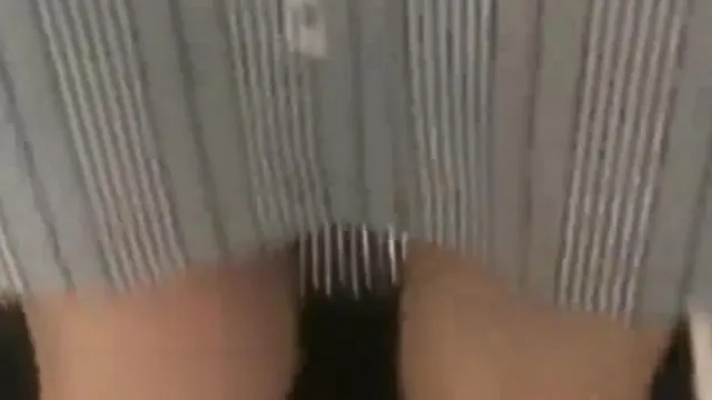 [短視頻區] 沾了點到腿上差點被發現。真想讓人撩起裙子直接插b裡射