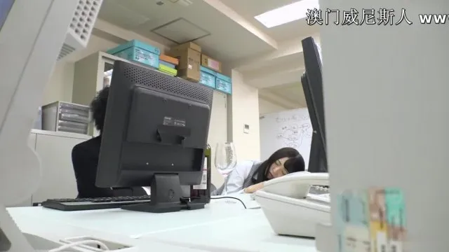 La nueva ídolo graduada trabajadora de oficina M-san con bragas y cuadros (versión Chuji Seiko)