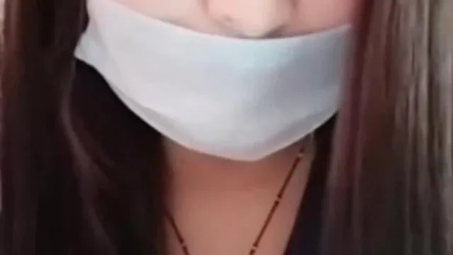 No te pierdas el espectáculo de orinar de una hermosa y linda chica en uniforme de estudiante con pechos y coño goteando.