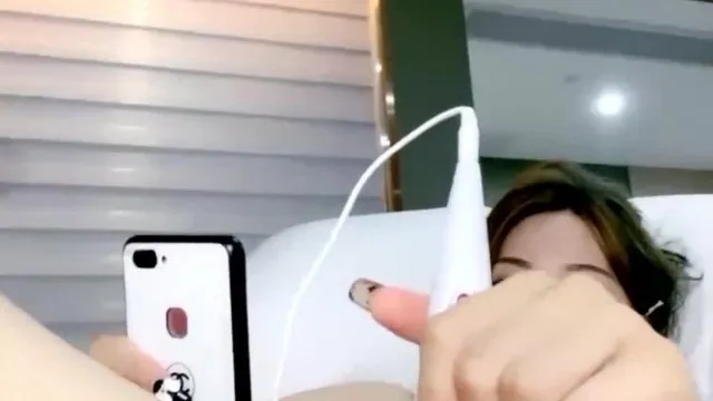 白虎妹子情趣内裤道具自慰
