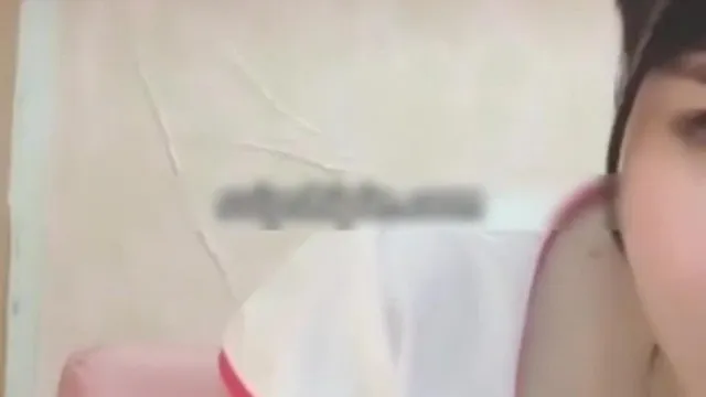気まぐれなオタク女神は濡れたマンコを見て驚く