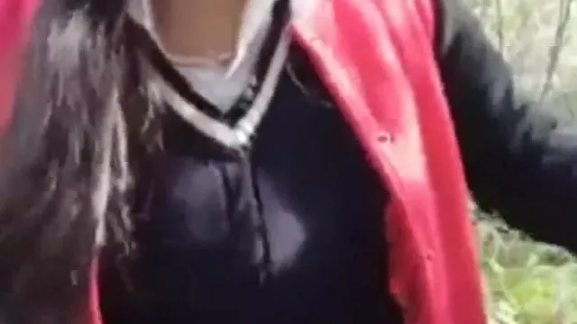 Una jovencita muy guarra de dos colas se engancha con un conductor de moto y se va a la naturaleza para un espectáculo sexual. Lame a JJ, se la follan por detrás y habla muy guarra.