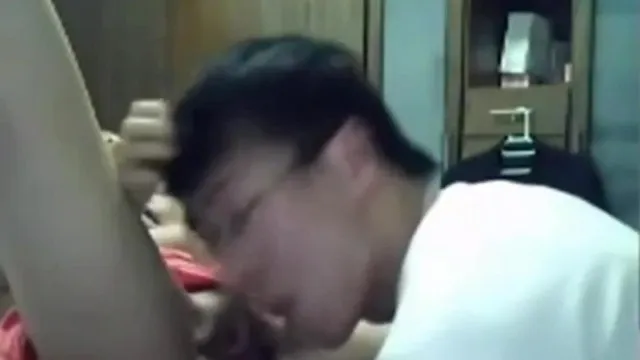 眼睛男教師帶女友直播顏射 看起來斯斯文文沒想到這麽淫亂