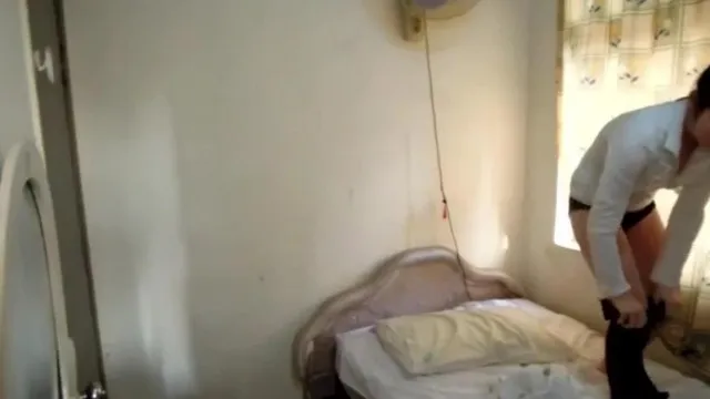 男小旅馆约操刚出来做兼职的水嫩性感小美女看见嫩穴疯狂爆舔后再狠狠抽插内射年龄不大奶子又挺又大