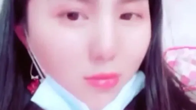 妹子床上自摸诱惑秀逼逼还挺粉嫩一直摩擦阴蒂呻吟娇喘