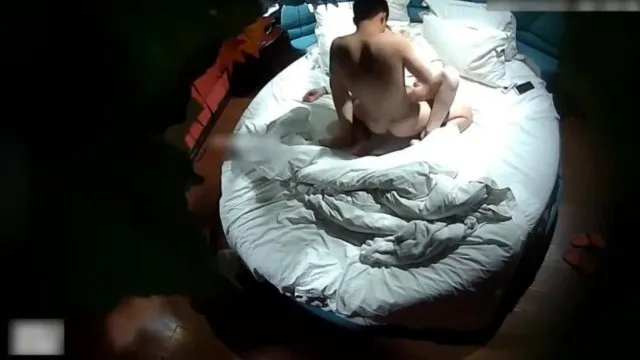 とても若くてかわいく見えるセクシーな美女がエッチな彼氏にホテルに連れて行かれ、部屋に入るとパンツを脱ぎました。