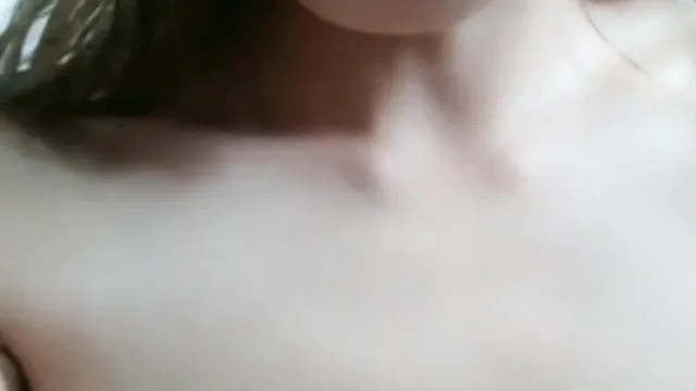 美女和男友体验刺激到乡下花生地里露天啪啪又在乡下厕所里肏逼