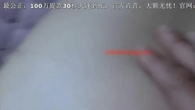 趁朋友出差约他性感漂亮的女友来家做客期间不停挑逗终于就范床上客厅不停爆操女说我有点不好意思