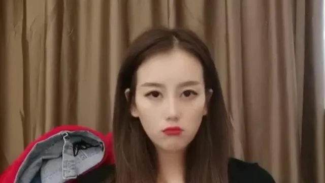 (衣裳湿半)红唇大胸美女自慰到喷水