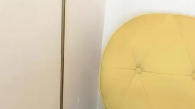 (Você é tão charmoso) Uma garota peituda se masturba e esguicha no chão