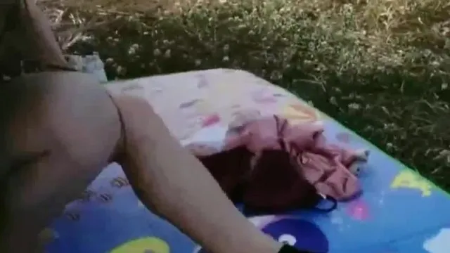 (Chica cachonda) Hermanas tienen sexo apasionado con su hermano mayor en la naturaleza