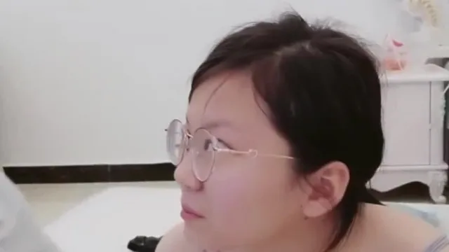 (可爱的小骚)两男两女室内淫乱群P