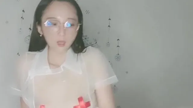 (纯纯的妹妹)眼镜妹黑丝白丝轮流换