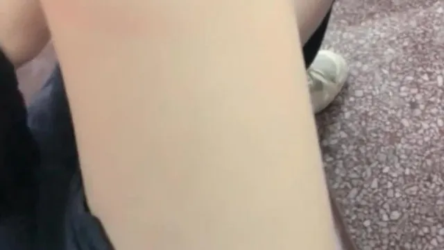（便利だよ） ２年生の女の子がバイブを小脇に抱えて食堂に行き、我慢できずにトイレに行ってオナニーした。