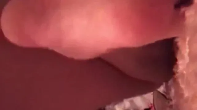 Je m'appelle Nini. Émission en direct de belles filles.
