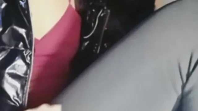 Una hermosa presentadora con una figura sexy y a la moda tiene sexo con sus fans en una obra al aire libre por la noche. Hace demasiado frío afuera.