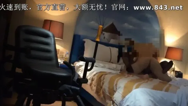 La sala de sexo con temática sexual del jefe rico sale con una enfermera que trabaja en el hospital y trabaja a tiempo parcial como una chica periférica. Él toma la iniciativa y la folla apasionadamente, jadeando y gritando.