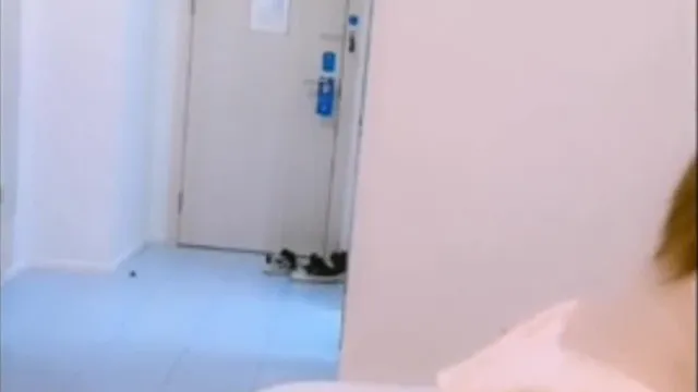 Le dialogue est merveilleux, la beauté pornographique d'une célébrité sur Internet exécute l'intrigue et la télévision de l'hôtel n'appellera pas le serveur pour forcer le lit.