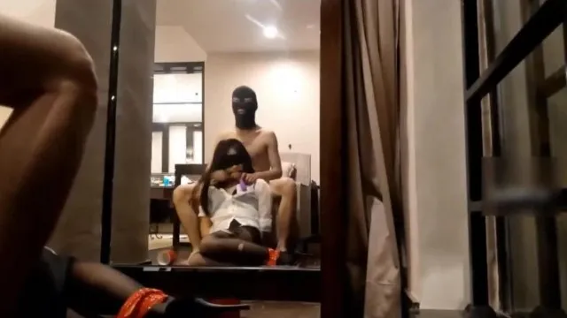 第一集 - 性感漂亮的黑丝美女回家后被尾随的歹毒按倒捆绑后撕破丝袜强行爆操