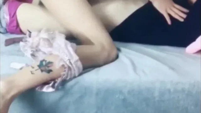 La belle et sexy déesse des célébrités Internet Deer Girl profite de l'absence de son père pour séduire son neveu endormi et crie : Baise-moi, bébé, dépêche-toi et jouis dans ma bouche.