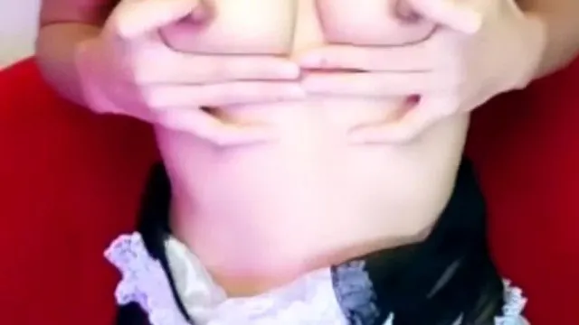 La belle aux belles fesses, Lux, porte un costume de femme de chambre sexy et séduisant, baise sa chatte avec deux accessoires, gros plan, de grands yeux brillants peuvent parler