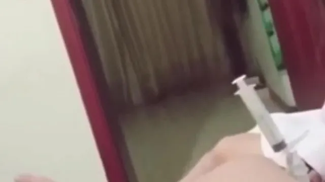 Interpretação maravilhosa de uma enfermeira que vem dar uma injeção e o pênis do paciente fica desconfortável, então ele toca e depois faz sexo, o diálogo é claro.